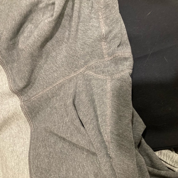 Grey lululemon capris - Picture 4 of 4